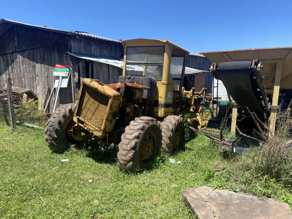 LOTE 025 - MOTONIVELADORA CATERPILAR, DIESEL (EM ESTADO DE SUCATA)