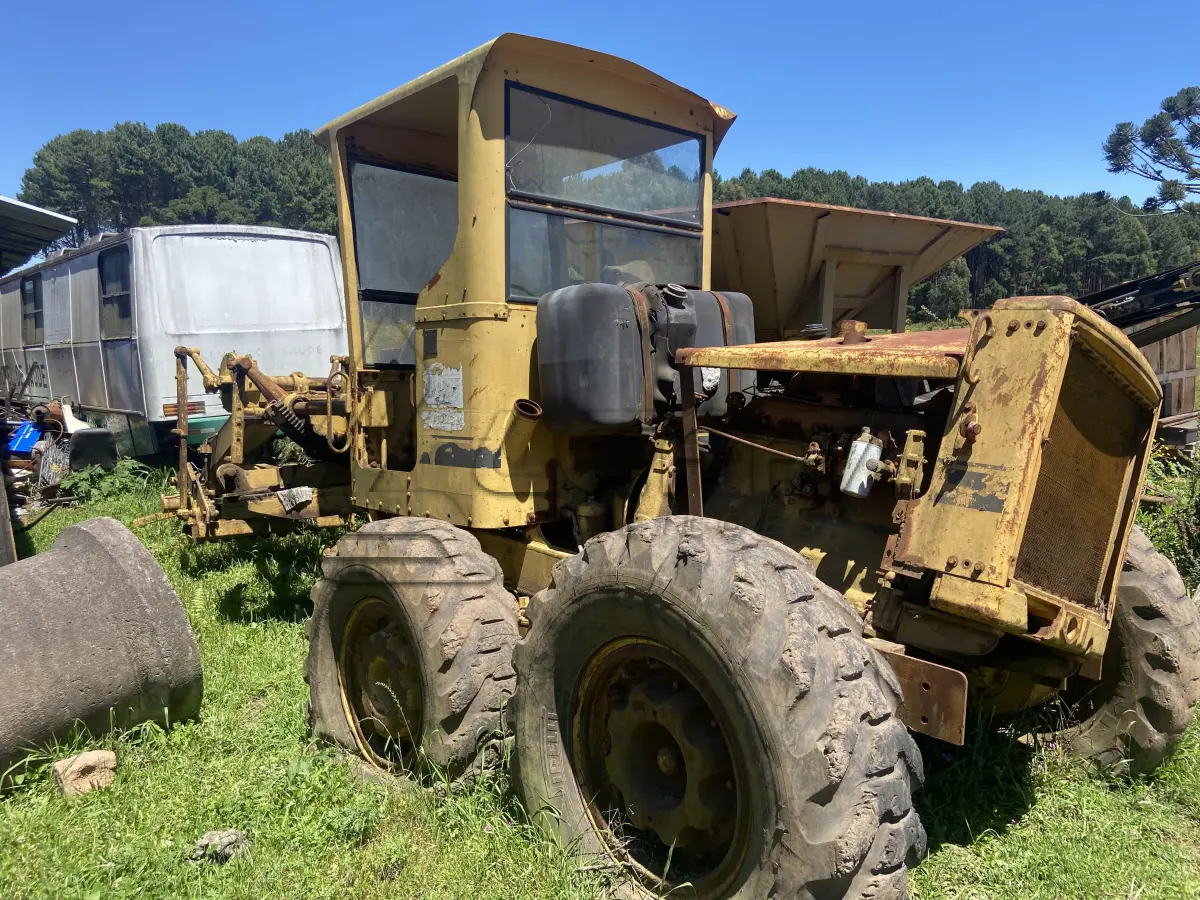LOTE 025 - MOTONIVELADORA CATERPILAR, DIESEL (EM ESTADO DE SUCATA)