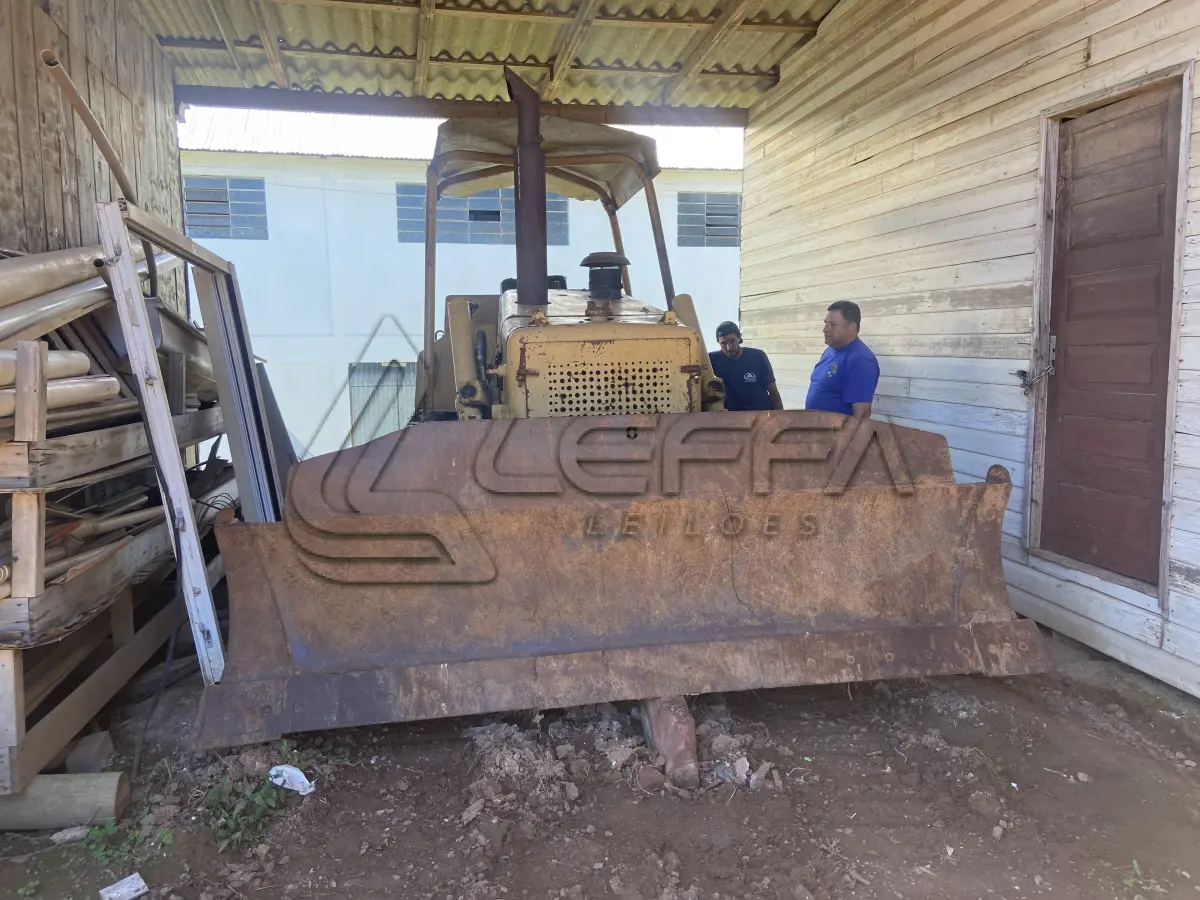 LOTE 014 - TRATOR DE ESTEIRA CATERPILAR D4E, DIESEL, ANO/MODELO 1989