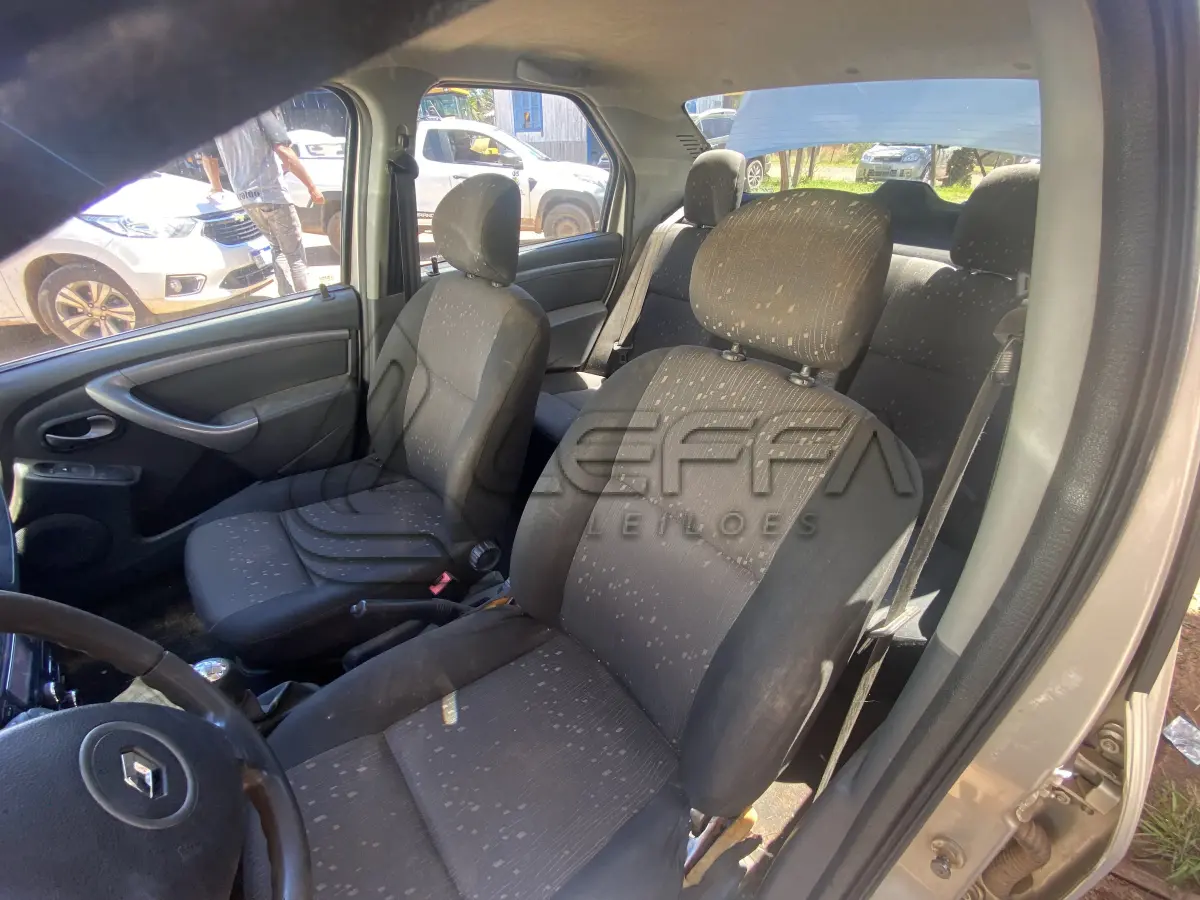 LOTE 006 - UM VEÍCULO RENAULT/LOGAN EXP 16HP, FLEX, PLACAS IUJ-1786, ANO 2013, MODELO 2013 (NÃO FUNCIONA)