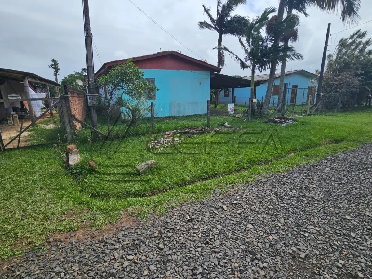 LOTE 001 - : DIREITOS POSSESSÓRIOS – UMA CASA DE ALVENARIA – Localizada na Travessa Maracanã, nº 291, Bairro Campo Bonito, Torres/RS