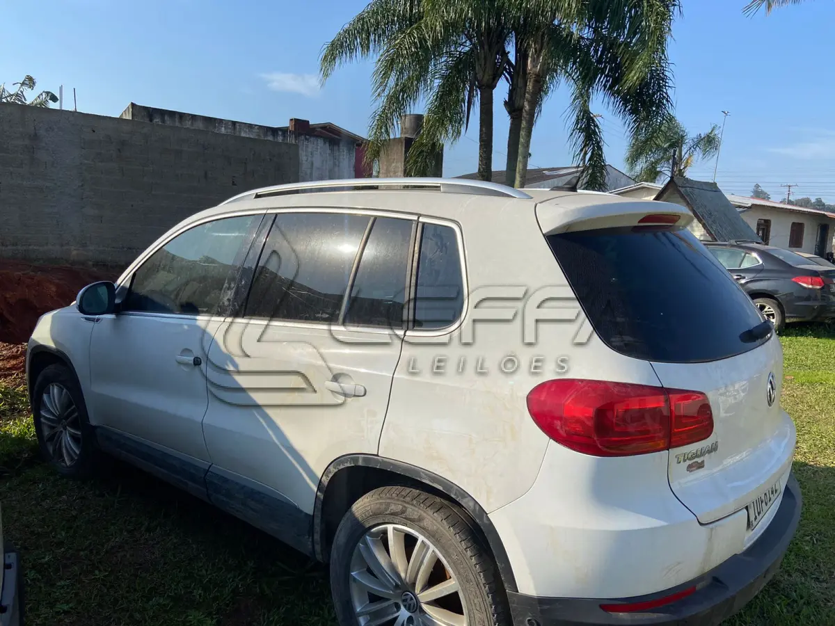 LOTE 001 - UM VEÍCULO I/VW TIGUAN 2.0 TSI, COR BRANCA, GASOLINA, ANO/MODELO 2013, PLACAS IUF-6I42, RENAVAM 532131681.