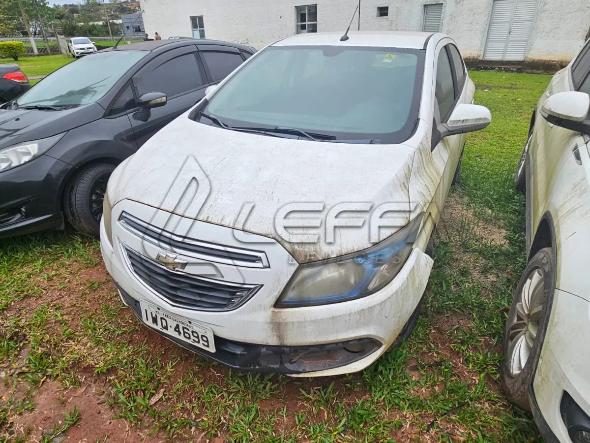 LOTE 001 - UM VEÍCULO CHEVROLET/ÔNIX, ANO 2015, PLACAS IWQ-4699.