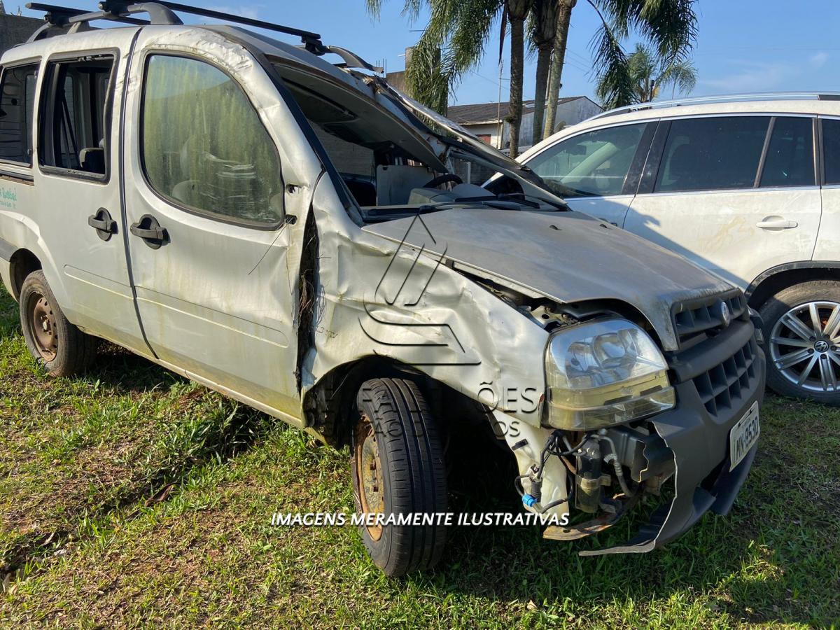 UM VEÍCULO FIAT DOBLO, PLACAS IMN-8530, ANO/MODELO 2005, EM MAU ESTADO DE CONSERVAÇÃO.