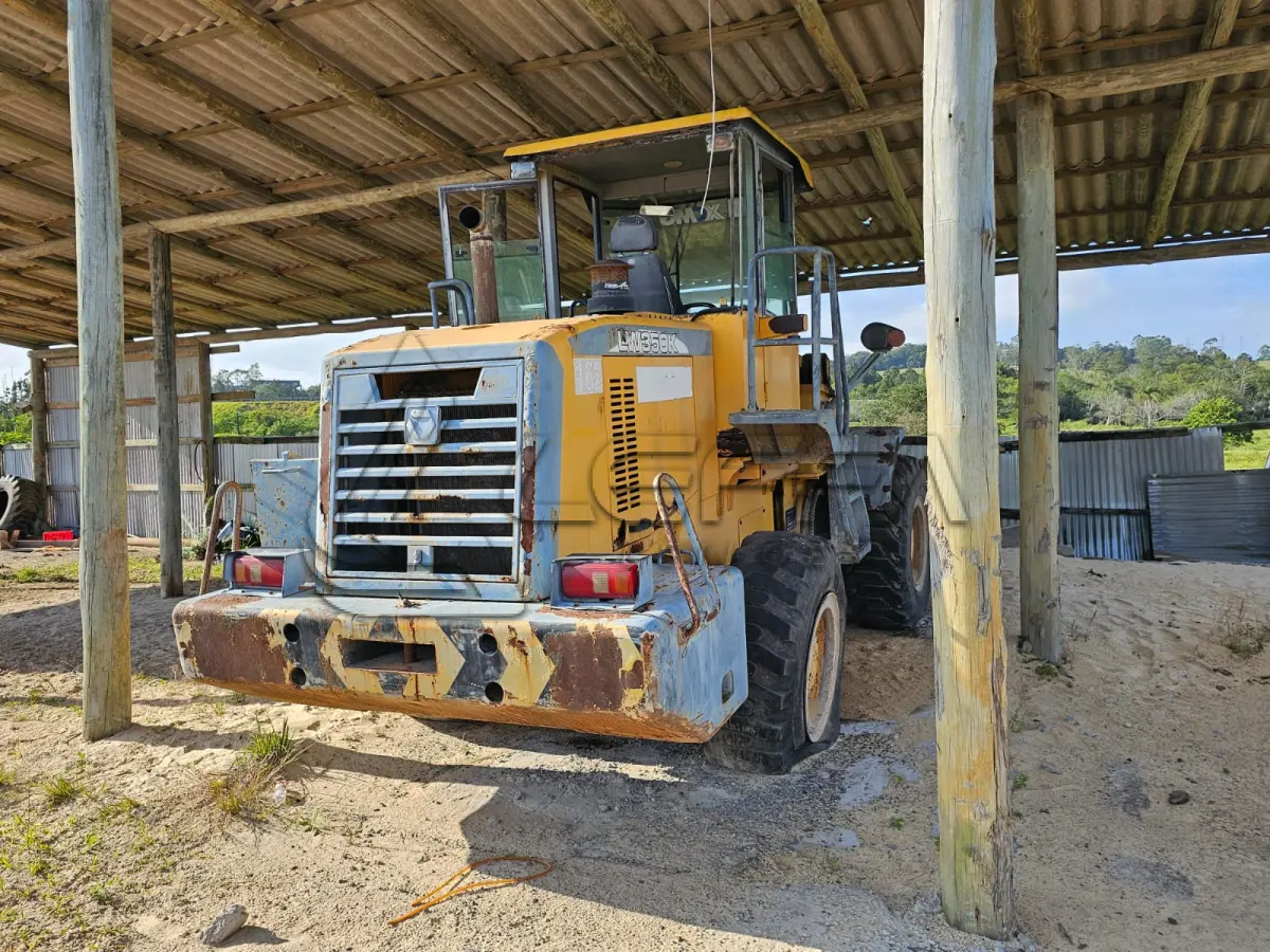 LOTE 001 - UMA PÁ CARREGADEIRA XCMG LW550K