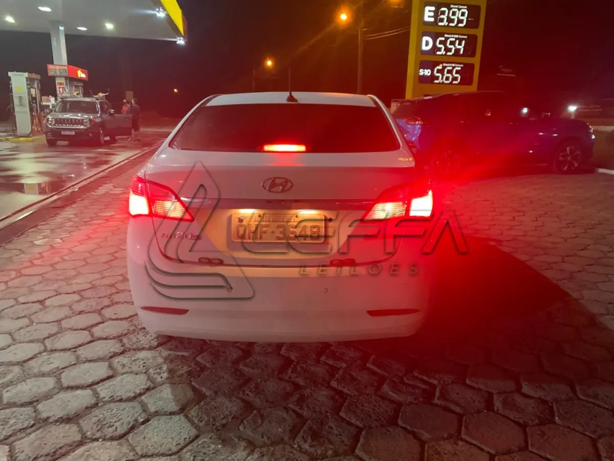 LOTE 001 - Um veículo automóvel HYUNDAI/HB20S 1.6M COMF (Nacional), corbranca, a álcool/gasolina, ano de fabricação e modelo 2015/2015, placa QHF3648