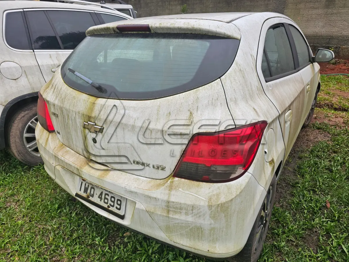LOTE 001 - UM VEÍCULO CHEVROLET/ÔNIX, ANO 2015, PLACAS IWQ-4699.