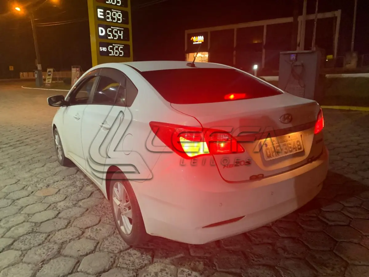 LOTE 001 - Um veículo automóvel HYUNDAI/HB20S 1.6M COMF (Nacional), corbranca, a álcool/gasolina, ano de fabricação e modelo 2015/2015, placa QHF3648