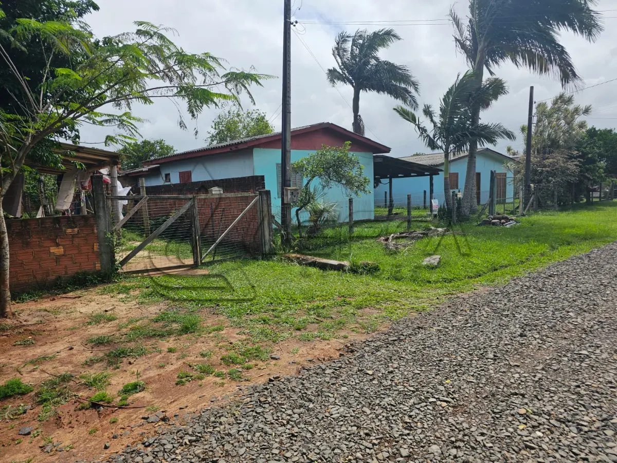 LOTE 001 - : DIREITOS POSSESSÓRIOS – UMA CASA DE ALVENARIA – Localizada na Travessa Maracanã, nº 291, Bairro Campo Bonito, Torres/RS