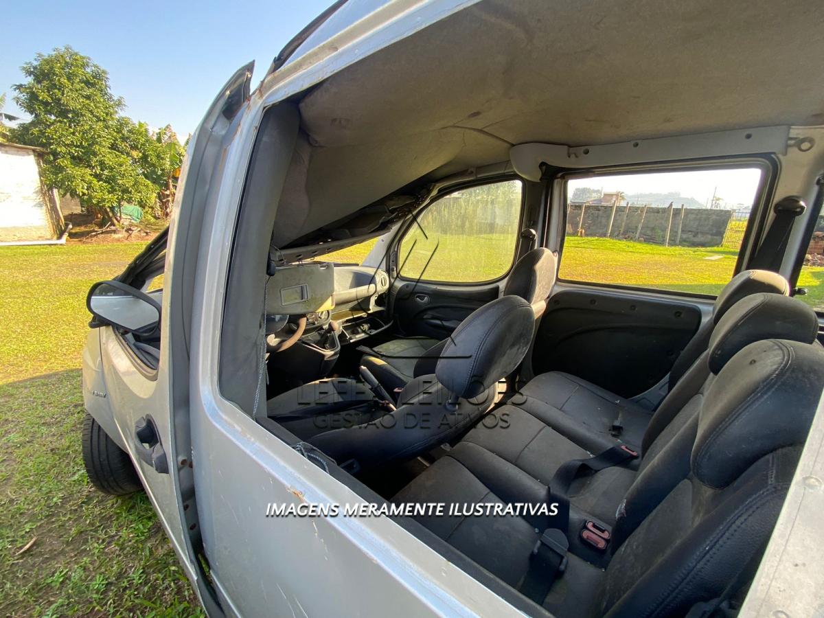 UM VEÍCULO FIAT DOBLO, PLACAS IMN-8530, ANO/MODELO 2005, EM MAU ESTADO DE CONSERVAÇÃO.