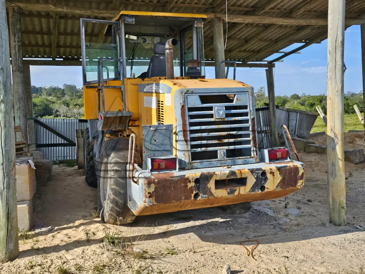LOTE 001 - UMA PÁ CARREGADEIRA XCMG LW550K
