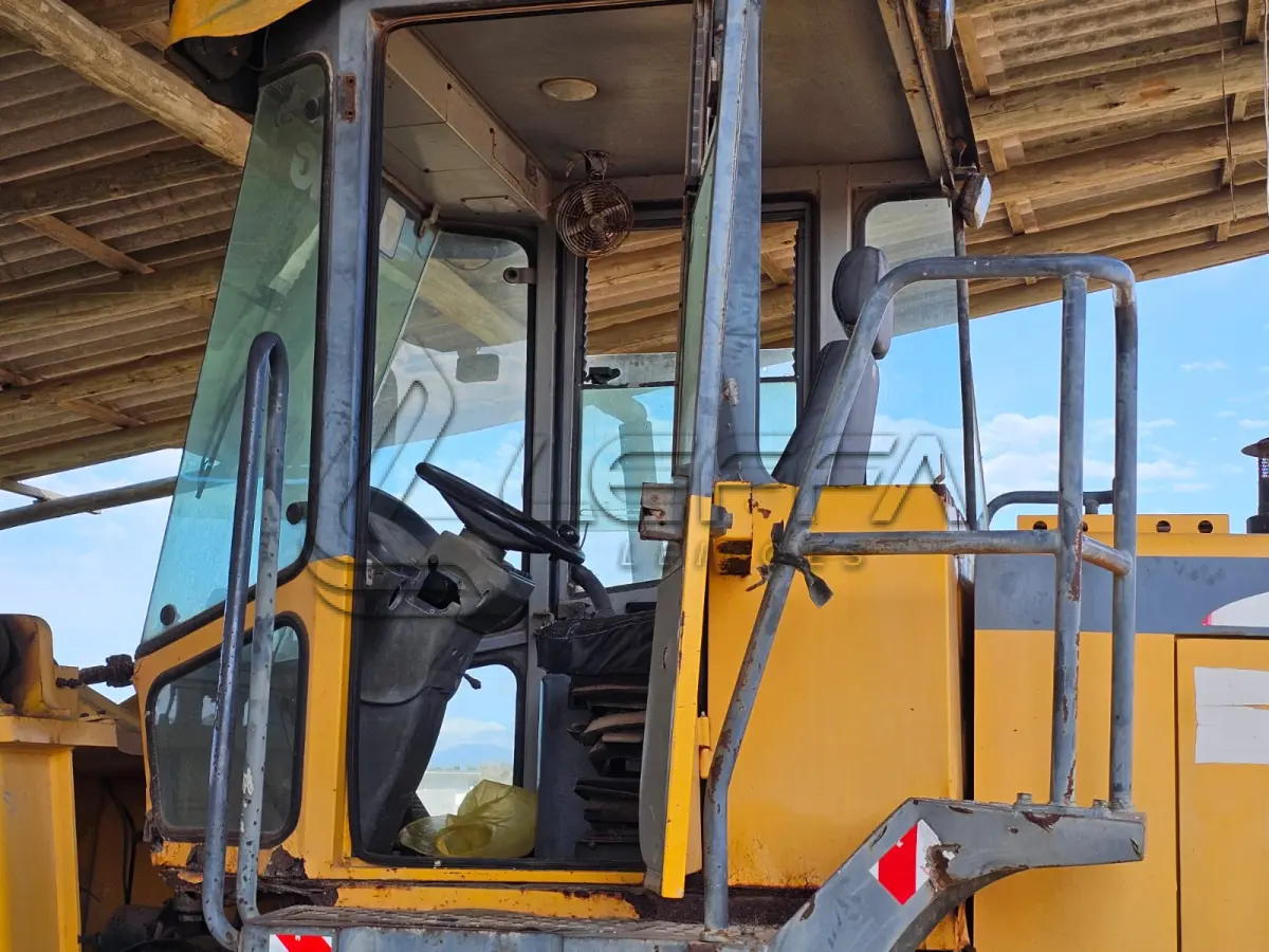 LOTE 001 - UMA PÁ CARREGADEIRA XCMG LW550K