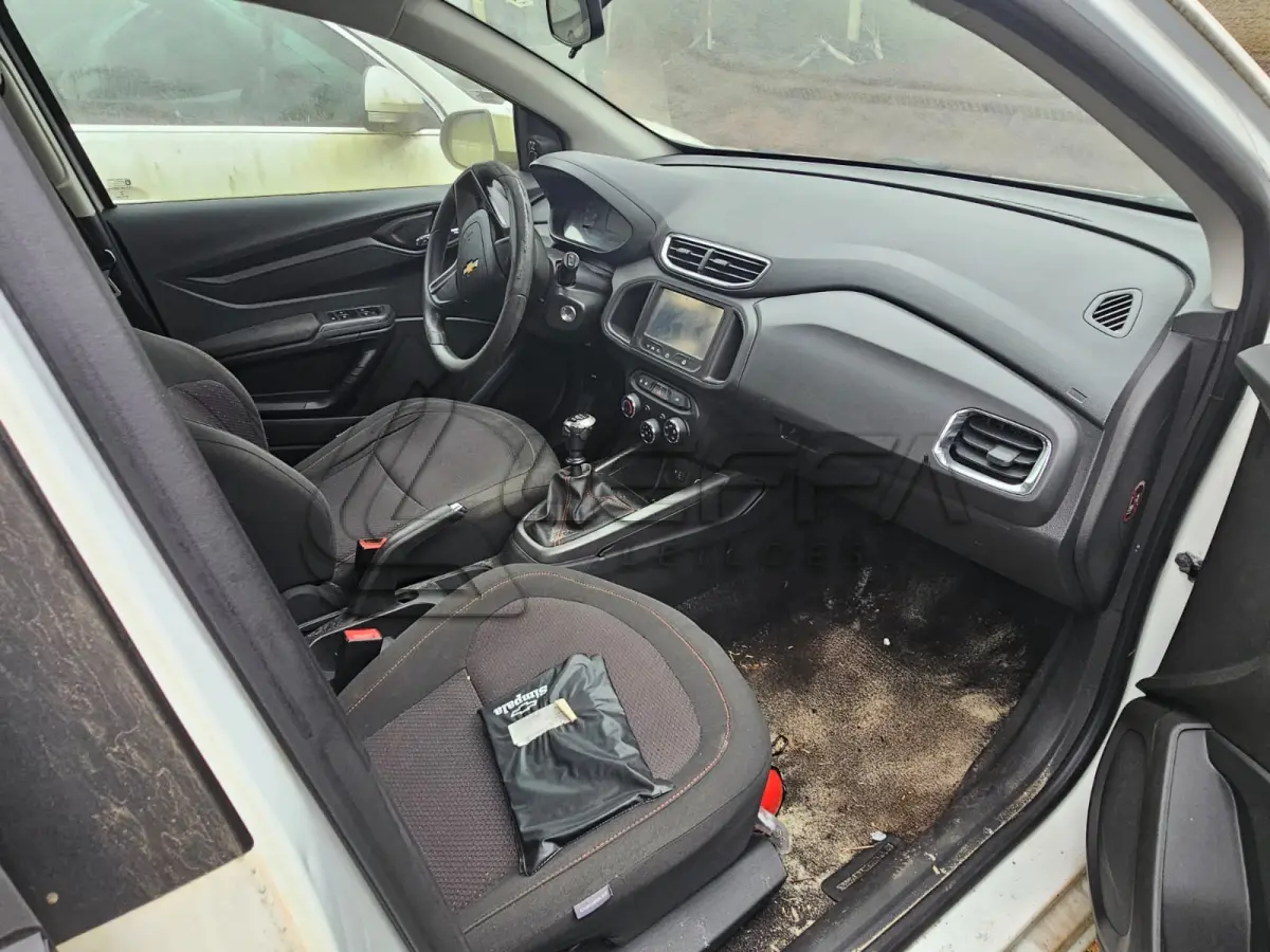 LOTE 001 - UM VEÍCULO CHEVROLET/ÔNIX, ANO 2015, PLACAS IWQ-4699.