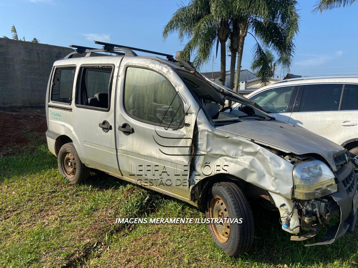 UM VEÍCULO FIAT DOBLO, PLACAS IMN-8530, ANO/MODELO 2005, EM MAU ESTADO DE CONSERVAÇÃO.