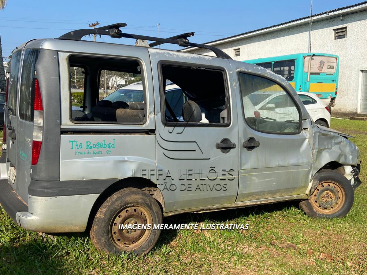 UM VEÍCULO FIAT DOBLO, PLACAS IMN-8530, ANO/MODELO 2005, EM MAU ESTADO DE CONSERVAÇÃO.