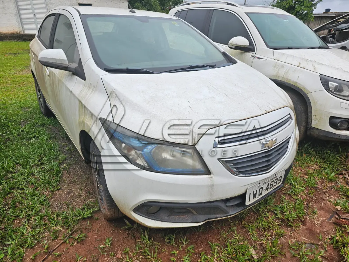 LOTE 001 - UM VEÍCULO CHEVROLET/ÔNIX, ANO 2015, PLACAS IWQ-4699.