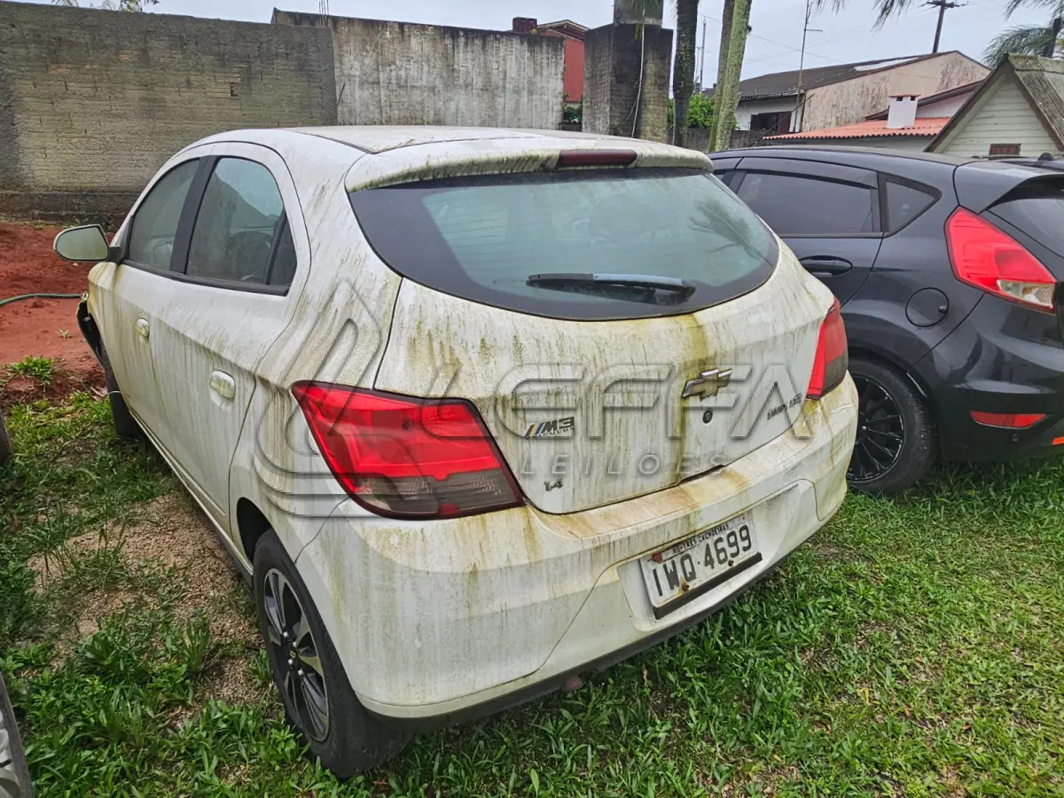 LOTE 001 - UM VEÍCULO CHEVROLET/ÔNIX, ANO 2015, PLACAS IWQ-4699.
