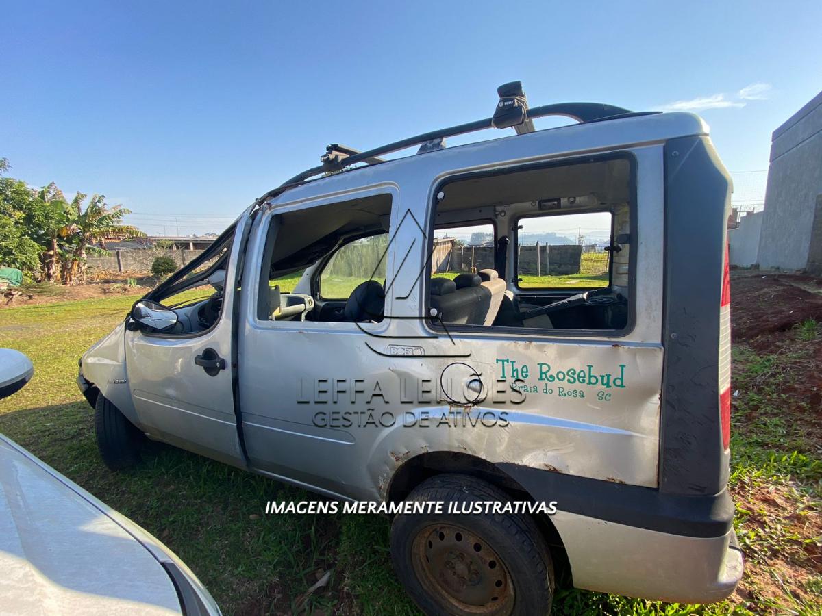 UM VEÍCULO FIAT DOBLO, PLACAS IMN-8530, ANO/MODELO 2005, EM MAU ESTADO DE CONSERVAÇÃO.