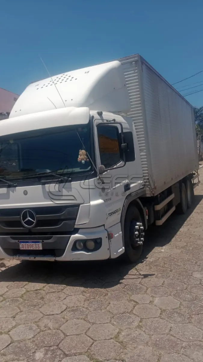 LOTE 004 - Um veículo caminhão nacional marca M. BENZ/ATEGO 1726,  carroceria fechada/cab. estend., cor branca, a diesel, ano de fabricação e modelo  2016/2016, placa  QID9E33