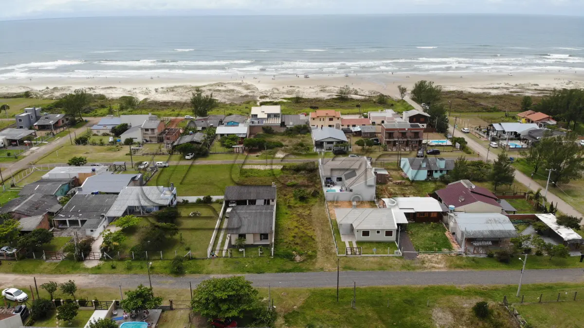 LOTE 003 - Um Terreno Urbano, Lote 14 Quadra 08, no Balneário Perola, em Arroio do Sal RS