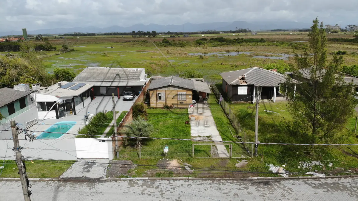 LOTE 001 - UMA CASA DE MADEIRA (NÃO AVERBADA), CONSTITUÍDA SOBRE O LOTE  04, DA QUADRA 35, PRAIA DE ARPOADOR – XANGRI-LÁ
