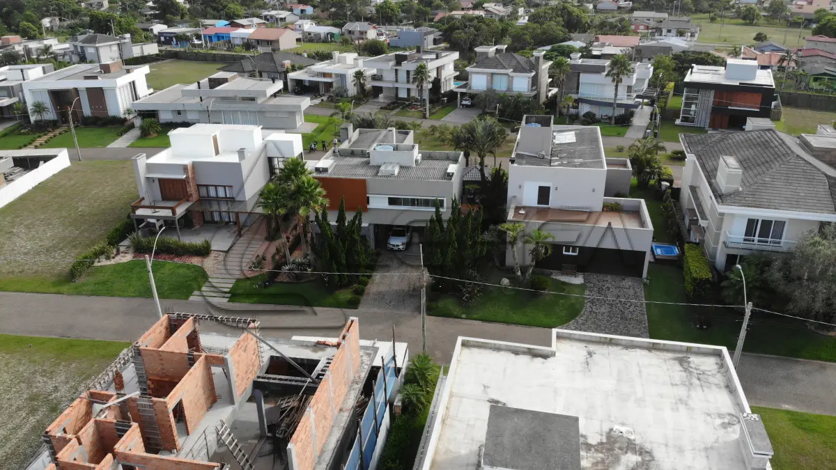LOTE 001 - UMA CASA DE ALVENARIA COM APROXIMADAMENTE 340,10M² CONSTRUÍDA SOBRE O LOTE F6 DA QUADRA F, DO CONDOMÍNIO HORIZONTAL OCEAN SIDE, TORRES/RS