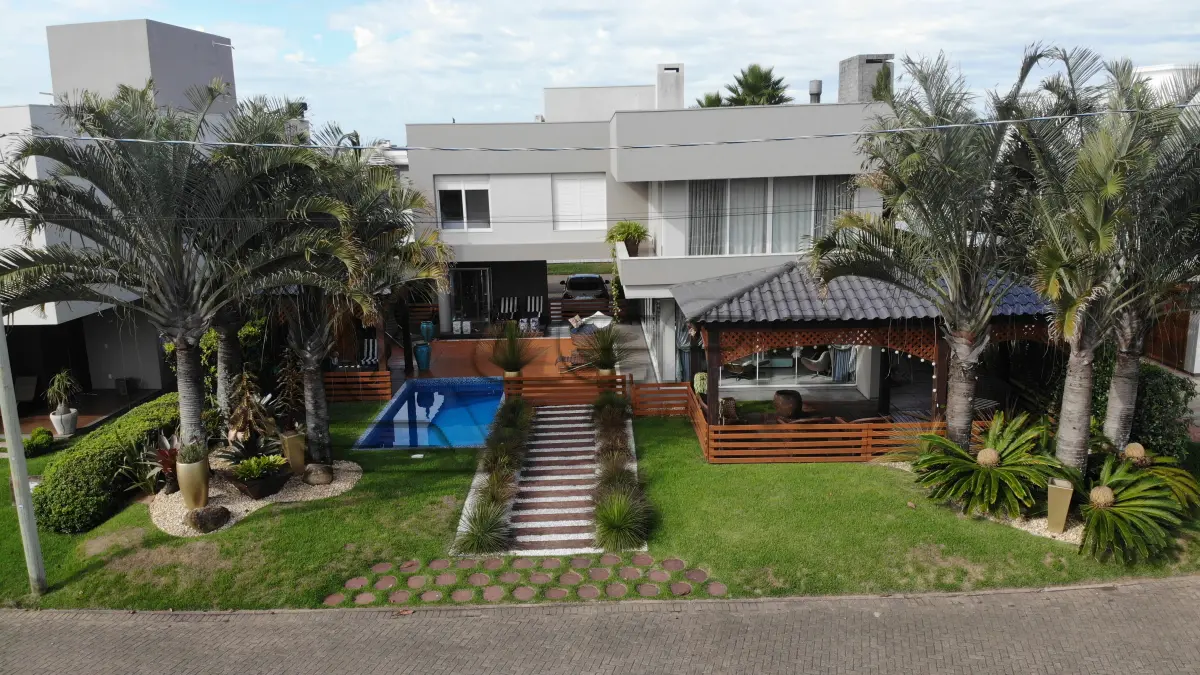 LOTE 001 - UMA CASA DE ALVENARIA COM APROXIMADAMENTE 340,10M² CONSTRUÍDA SOBRE O LOTE F6 DA QUADRA F, DO CONDOMÍNIO HORIZONTAL OCEAN SIDE, TORRES/RS