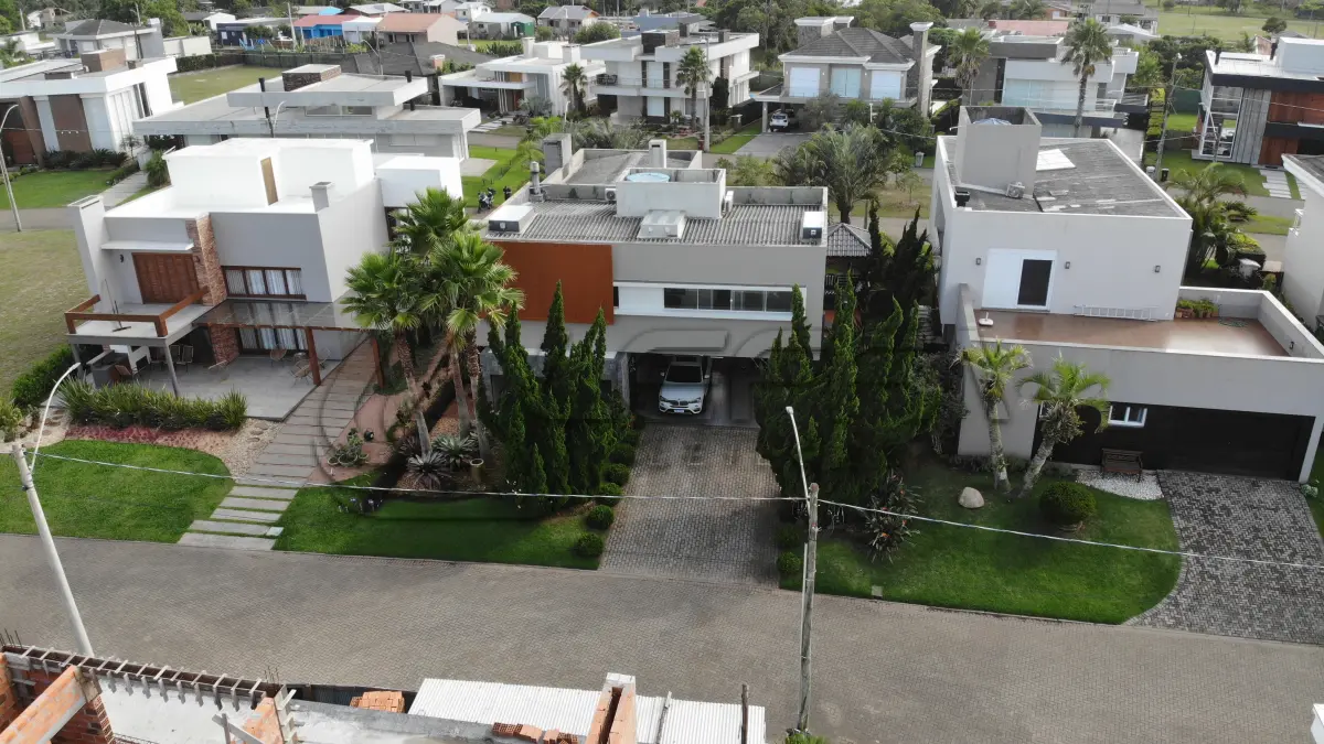 LOTE 001 - UMA CASA DE ALVENARIA COM APROXIMADAMENTE 340,10M² CONSTRUÍDA SOBRE O LOTE F6 DA QUADRA F, DO CONDOMÍNIO HORIZONTAL OCEAN SIDE, TORRES/RS