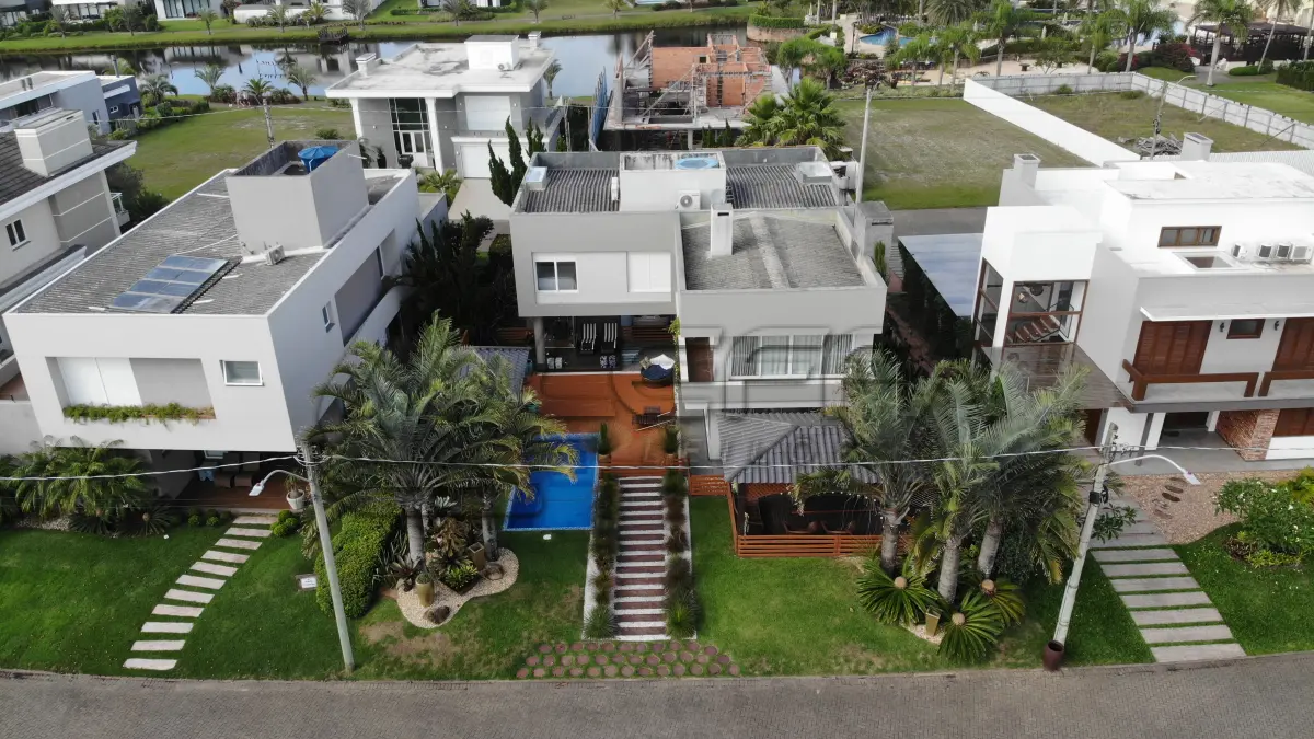 LOTE 001 - UMA CASA DE ALVENARIA COM APROXIMADAMENTE 340,10M² CONSTRUÍDA SOBRE O LOTE F6 DA QUADRA F, DO CONDOMÍNIO HORIZONTAL OCEAN SIDE, TORRES/RS