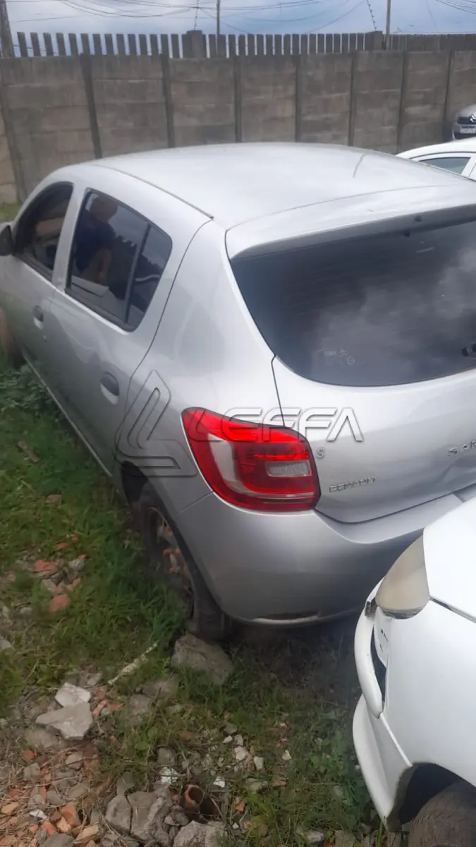 LOTE 002 - UM VEÍCULO RENAULT/SANDERO AUTH 10, PLACAS PZY-9584, ANO/MODELO 2017/2018, COR PRATA, ÁLCOOL/GASOLINA