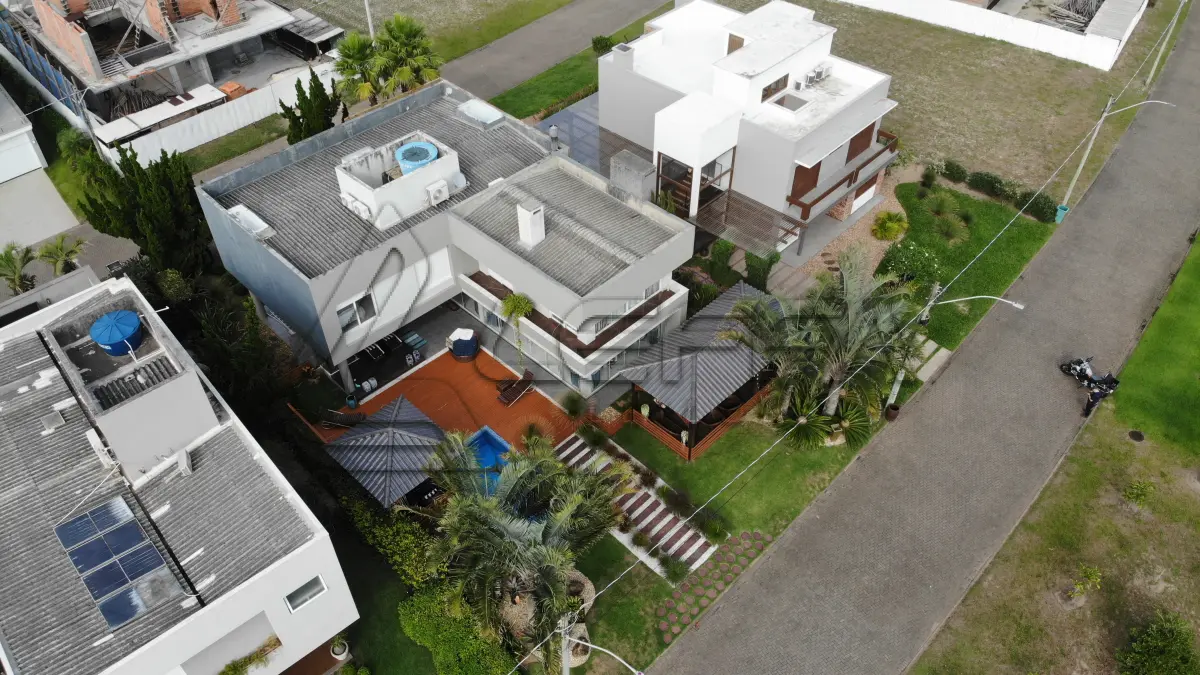 LOTE 001 - UMA CASA DE ALVENARIA COM APROXIMADAMENTE 340,10M² CONSTRUÍDA SOBRE O LOTE F6 DA QUADRA F, DO CONDOMÍNIO HORIZONTAL OCEAN SIDE, TORRES/RS