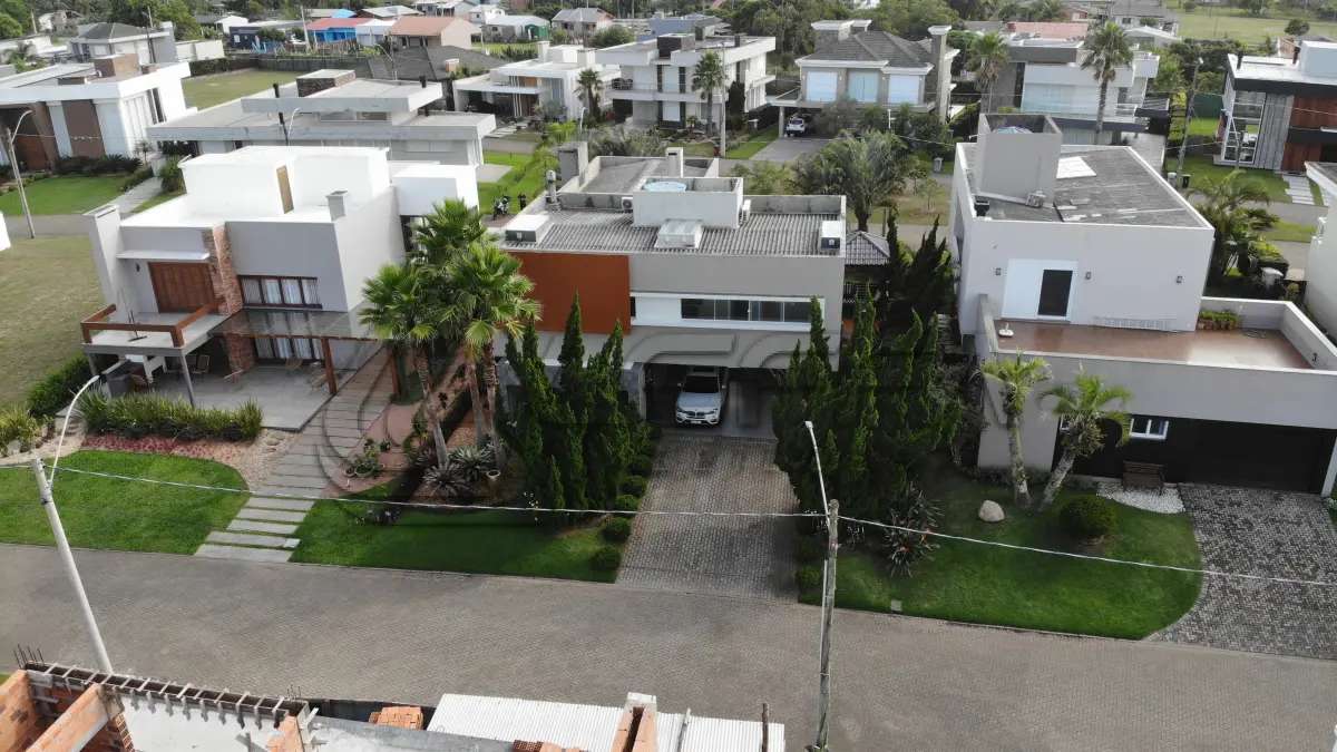 LOTE 001 - UMA CASA DE ALVENARIA COM APROXIMADAMENTE 340,10M² CONSTRUÍDA SOBRE O LOTE F6 DA QUADRA F, DO CONDOMÍNIO HORIZONTAL OCEAN SIDE, TORRES/RS