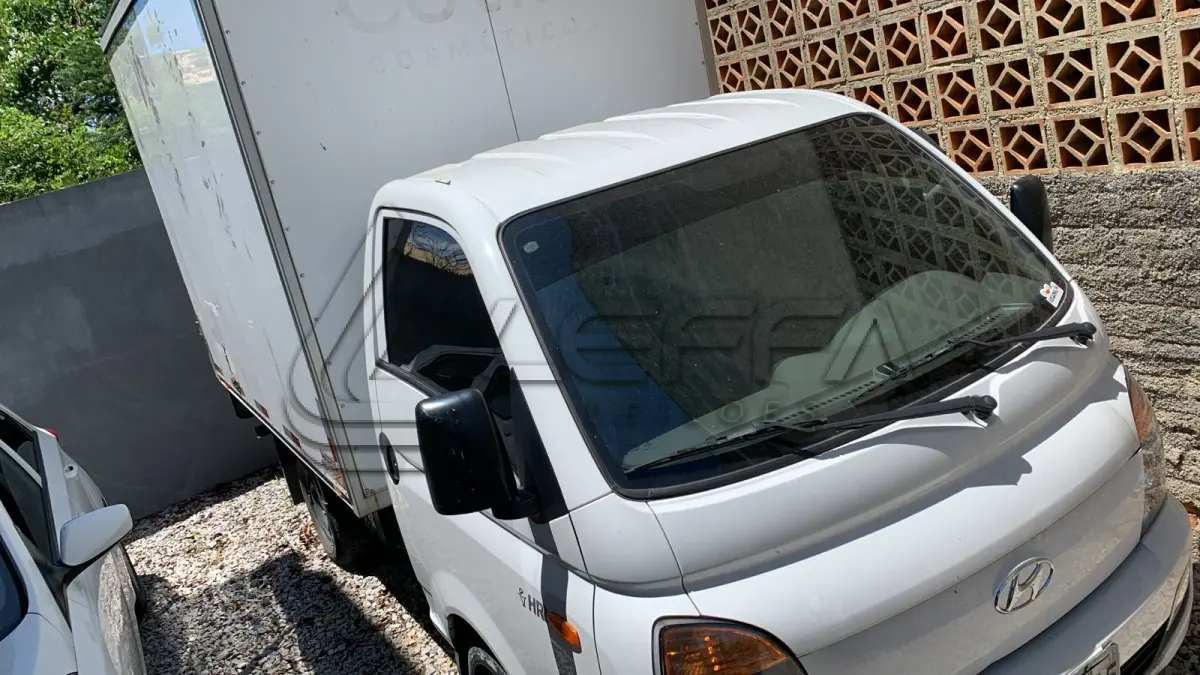 LOTE 002 - Um veículo caminhonete nacional marca HYUNDAI/HR HDB,  carroceria fechada, cor branca, a diesel, ano de fabricação e modelo 2019/2020, placa  RAF7245