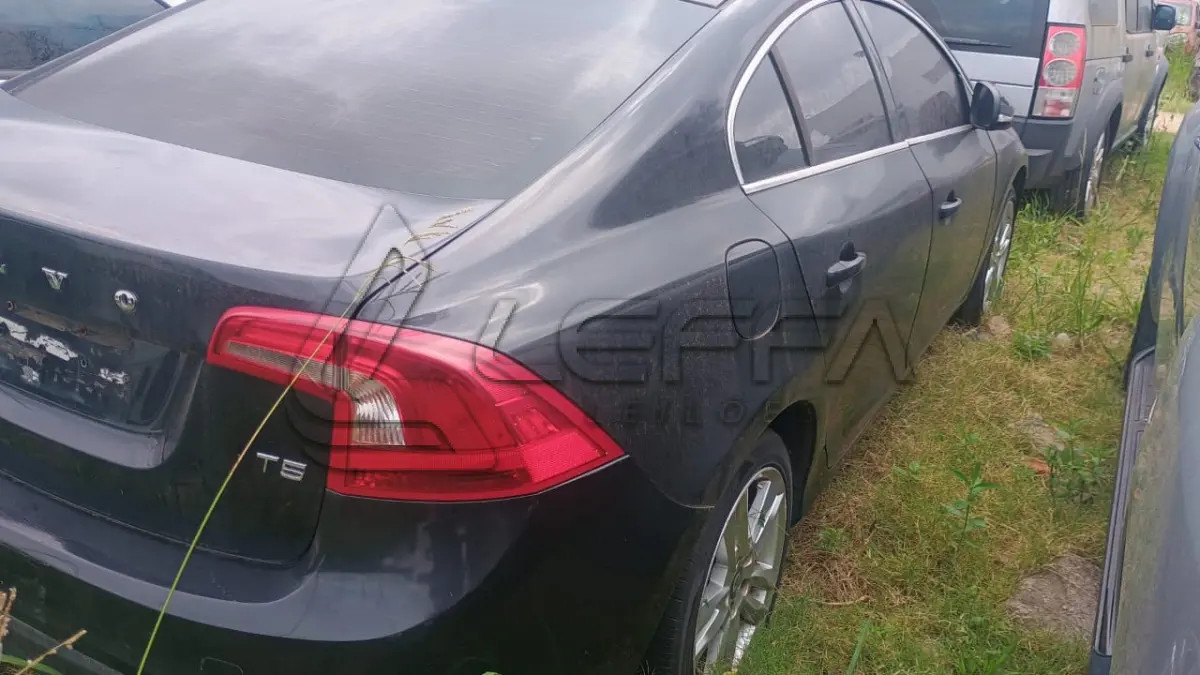 LOTE 001 - UM VEÍCULO MARCA I/VOLVO S60 2.0 T5 DYNA, PLACAS IYY-0038, ANO/MODELO 2011/2012, COR PRETA, GASOLINA
