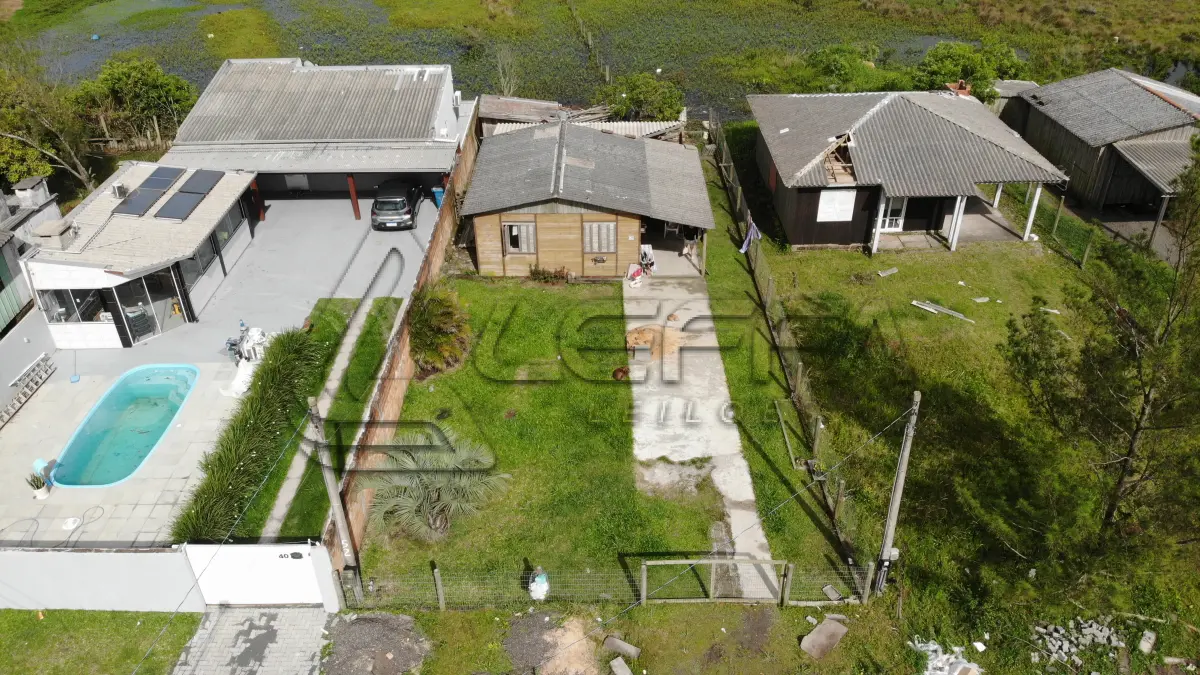 LOTE 001 - UMA CASA DE MADEIRA (NÃO AVERBADA), CONSTITUÍDA SOBRE O LOTE  04, DA QUADRA 35, PRAIA DE ARPOADOR – XANGRI-LÁ