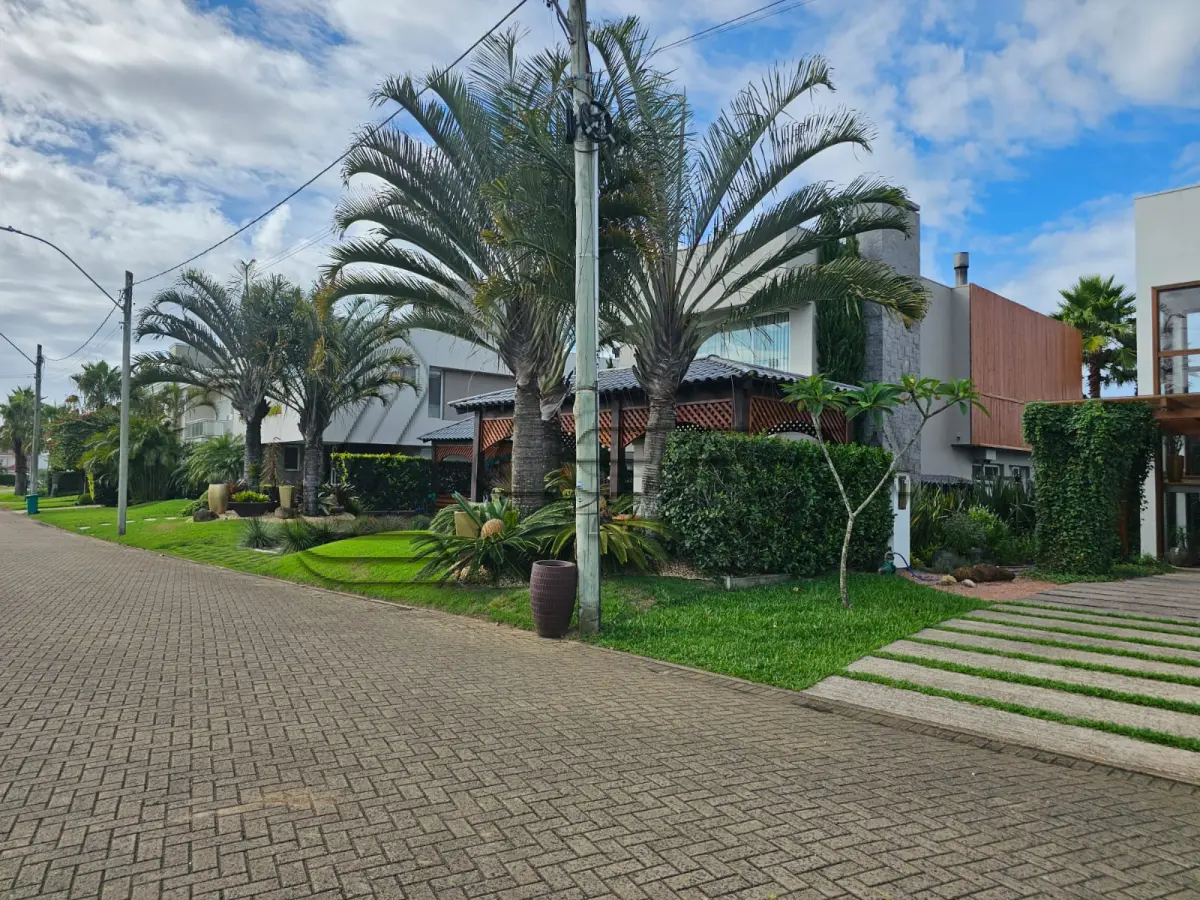 LOTE 001 - UMA CASA DE ALVENARIA COM APROXIMADAMENTE 340,10M² CONSTRUÍDA SOBRE O LOTE F6 DA QUADRA F, DO CONDOMÍNIO HORIZONTAL OCEAN SIDE, TORRES/RS