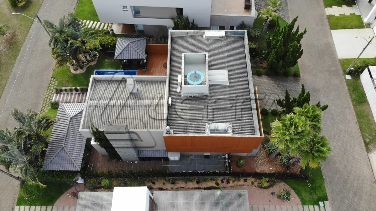 LOTE 001 - UMA CASA DE ALVENARIA COM APROXIMADAMENTE 340,10M² CONSTRUÍDA SOBRE O LOTE F6 DA QUADRA F, DO CONDOMÍNIO HORIZONTAL OCEAN SIDE, TORRES/RS