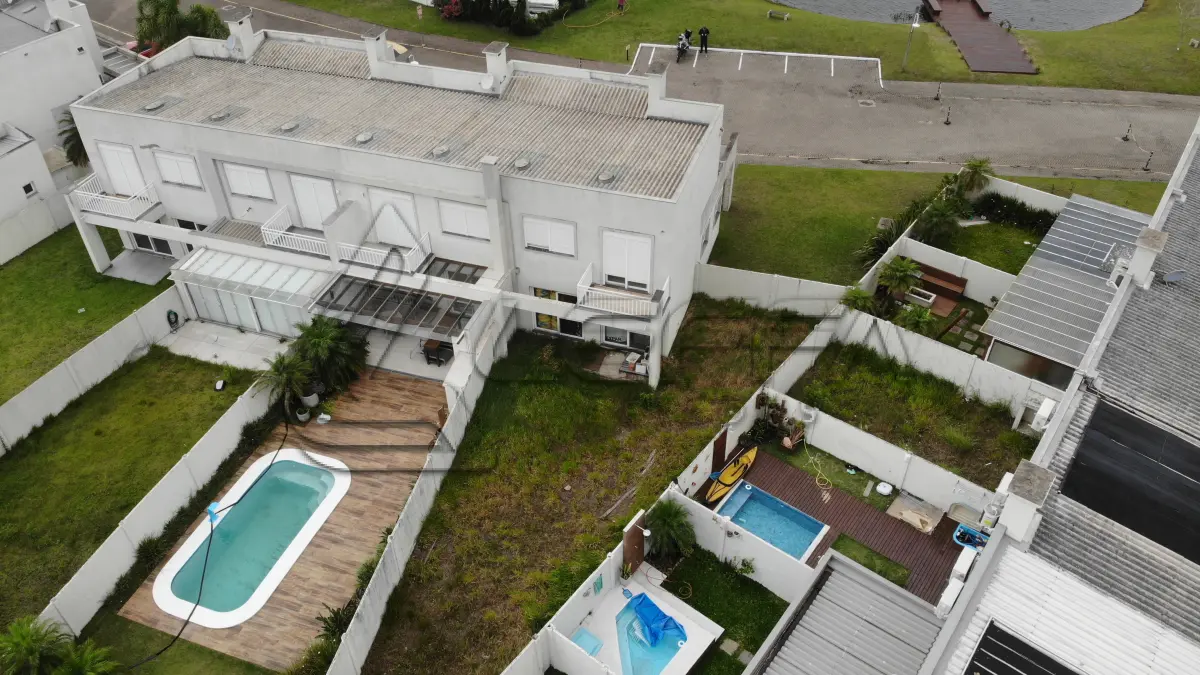 LOTE 001 - UMA CASA DE Nº 08 (OITO) DA QUADRA Nº 06 (SEIS) DO CONDOMÍNIO HORIZONTAL DE RESIDÊNCIAS “ATLANTIS” (PATEO MARBELLA) NO MUNICÍPIO DE XANGRI-LÁ/RS