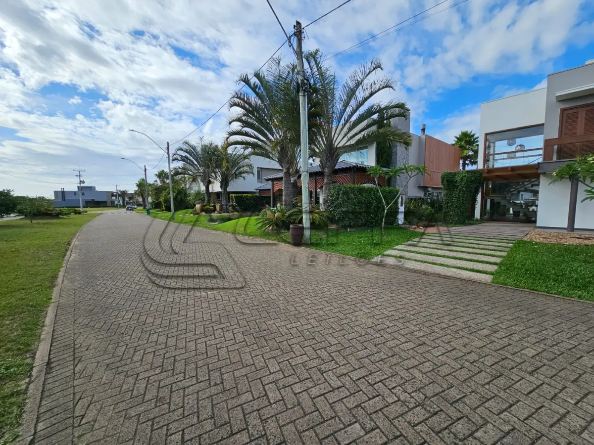LOTE 001 - UMA CASA DE ALVENARIA COM APROXIMADAMENTE 340,10M² CONSTRUÍDA SOBRE O LOTE F6 DA QUADRA F, DO CONDOMÍNIO HORIZONTAL OCEAN SIDE, TORRES/RS
