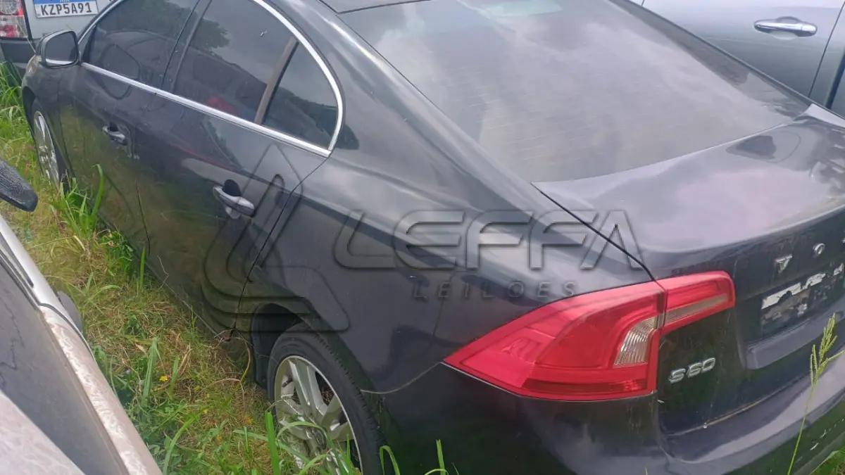 LOTE 001 - UM VEÍCULO MARCA I/VOLVO S60 2.0 T5 DYNA, PLACAS IYY-0038, ANO/MODELO 2011/2012, COR PRETA, GASOLINA
