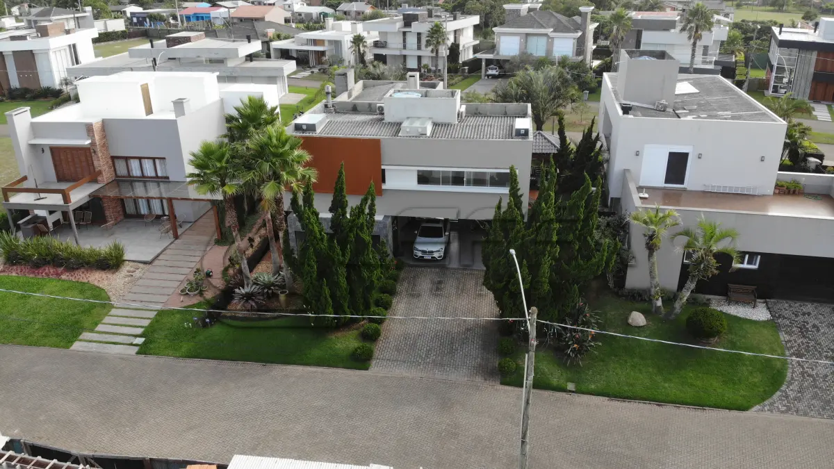 LOTE 001 - UMA CASA DE ALVENARIA COM APROXIMADAMENTE 340,10M² CONSTRUÍDA SOBRE O LOTE F6 DA QUADRA F, DO CONDOMÍNIO HORIZONTAL OCEAN SIDE, TORRES/RS