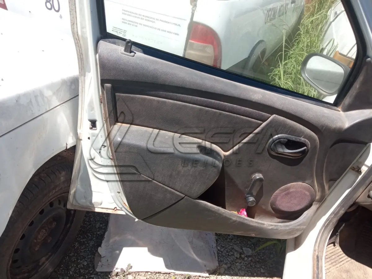 LOTE 011 - UM VEÍCULO RENAULT LOGAN, ANO E MODELO 2008, PLACAS AQE-6J37 