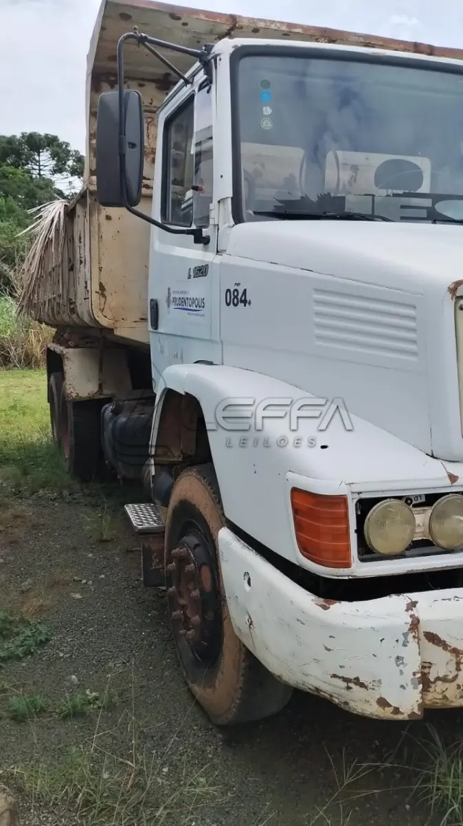 LOTE 041 - UM CAMINHÃO MERCEDES BENZ L 1620 ANO/MODELO 2002, PLACAS AKM-5866