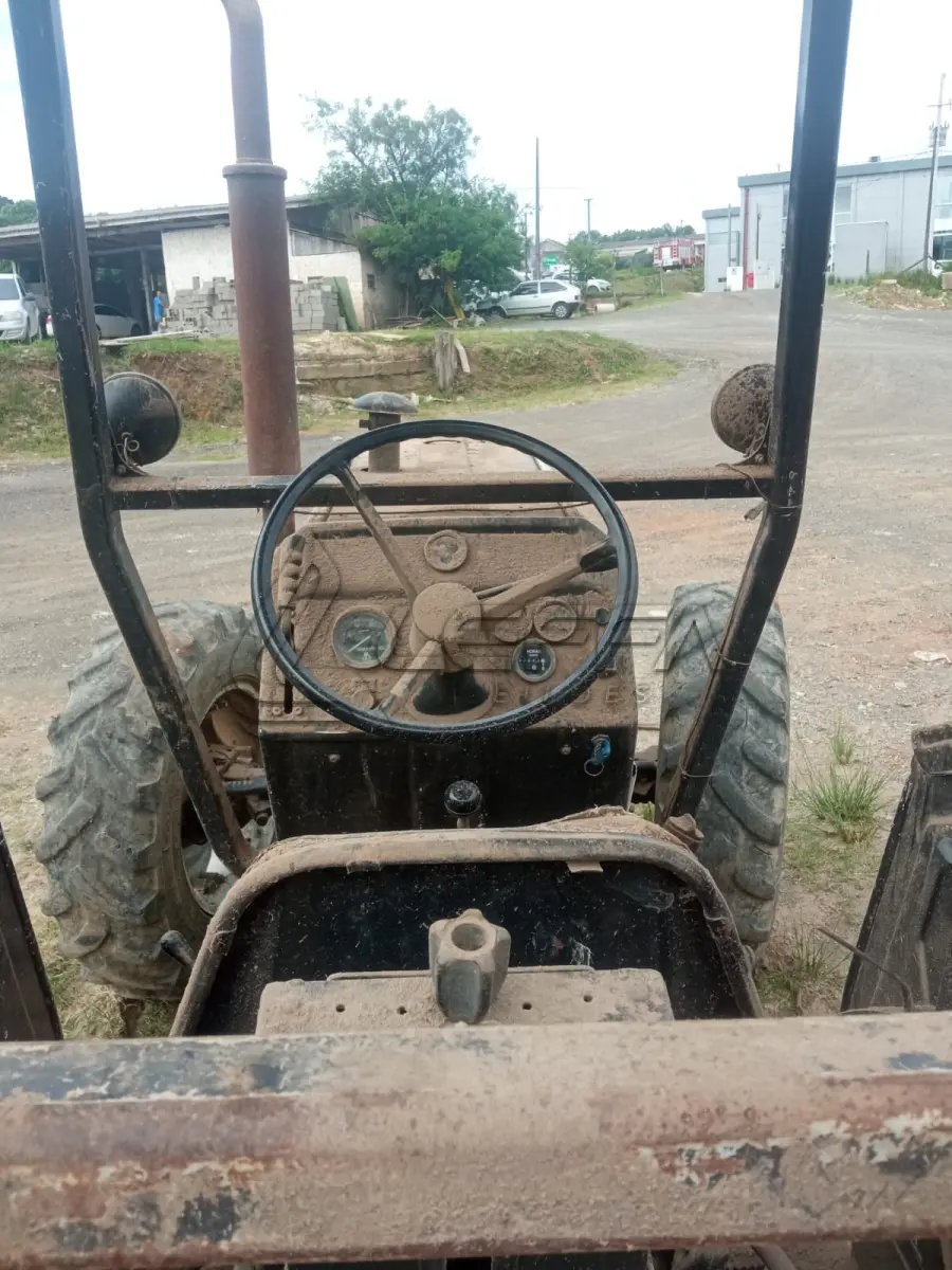 LOTE 023 - UM TRATOR VALTRA 75 VC 785CH 