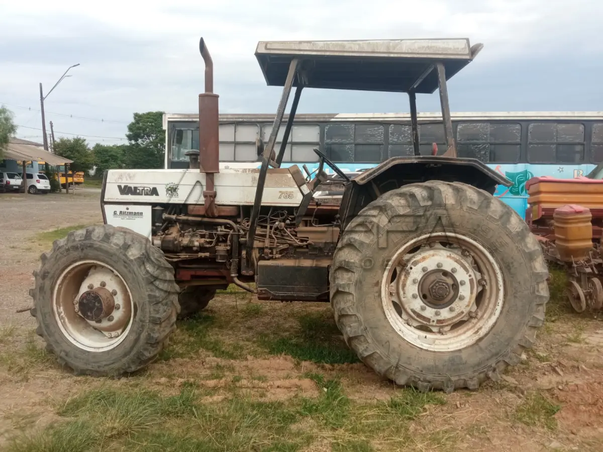LOTE 023 - UM TRATOR VALTRA 75 VC 785CH 