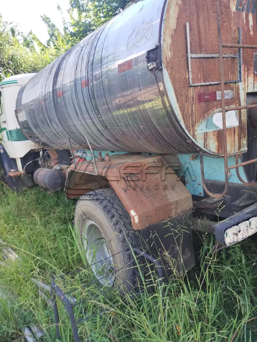LOTE 037 - TANQUE DE INOX DE CINCO MIL LITROS