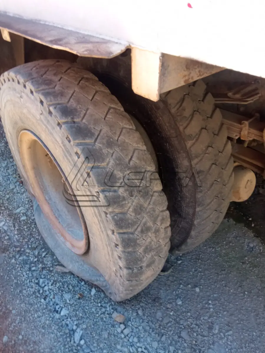 LOTE 007 - UM CAMINHÃO FORD F 14000 HD ANO E MODELO 1998, PLACAS AIE-4382