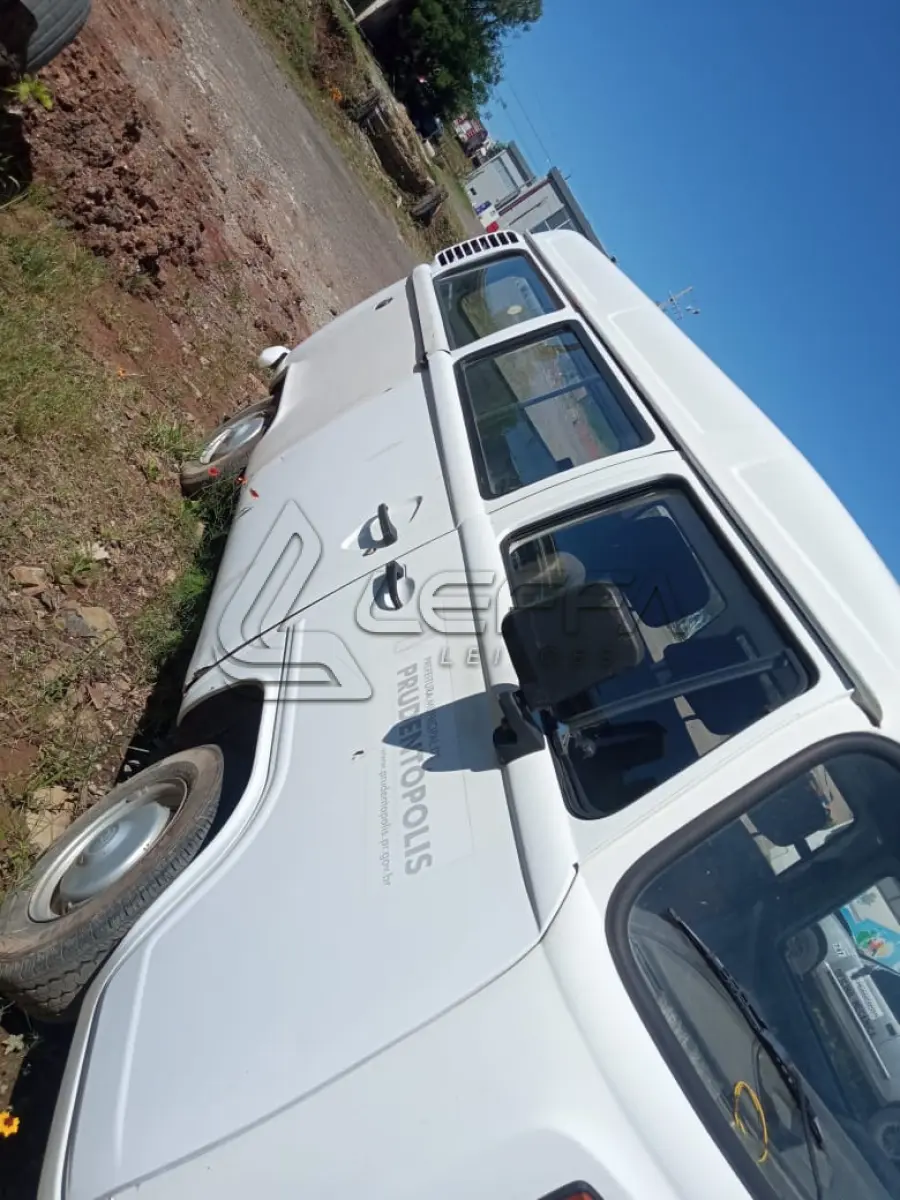 LOTE 020 - UM VEÍCULO VOLKSWAGEN KOMBI, ANO 2009 MODELO 2010, PLACAS ARP-9423