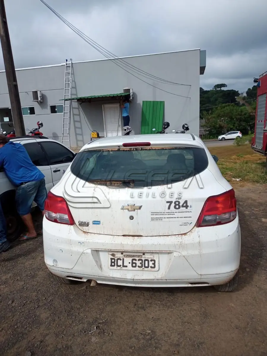 LOTE 045 - UM VEÍCULO CHEVROLET ONIX JOYE ANO E MODELO 2018, PLACAS BCL-6303