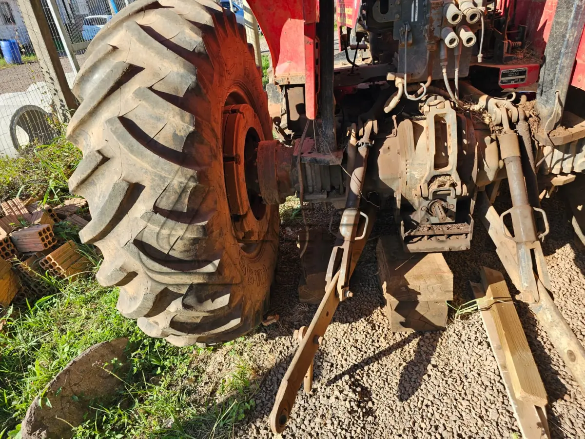 LOTE 008 - Trator Massey Ferguson